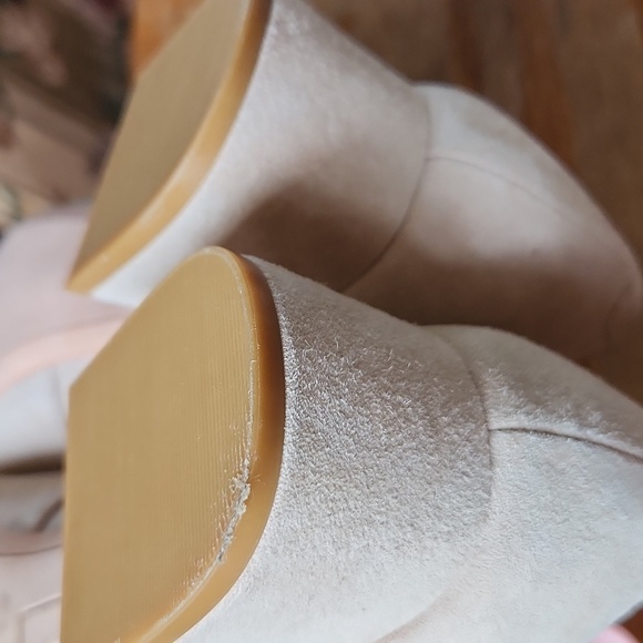 Deltan sz 9 Veronica Suede Tortoise Buckle Flared Block Heel Pumps Cream - Picture 8 of 13